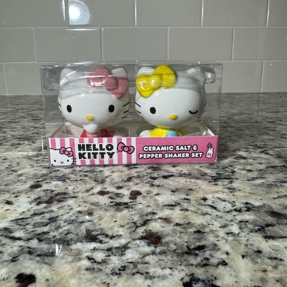 Hello kitty salt pepper shaker - Picture 3 of 6